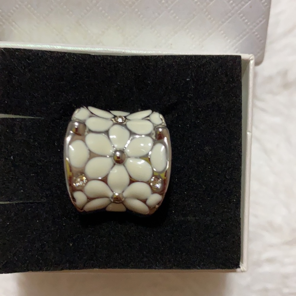 Roxi Daisy ring 🆕 flowers - Picture 4 of 13